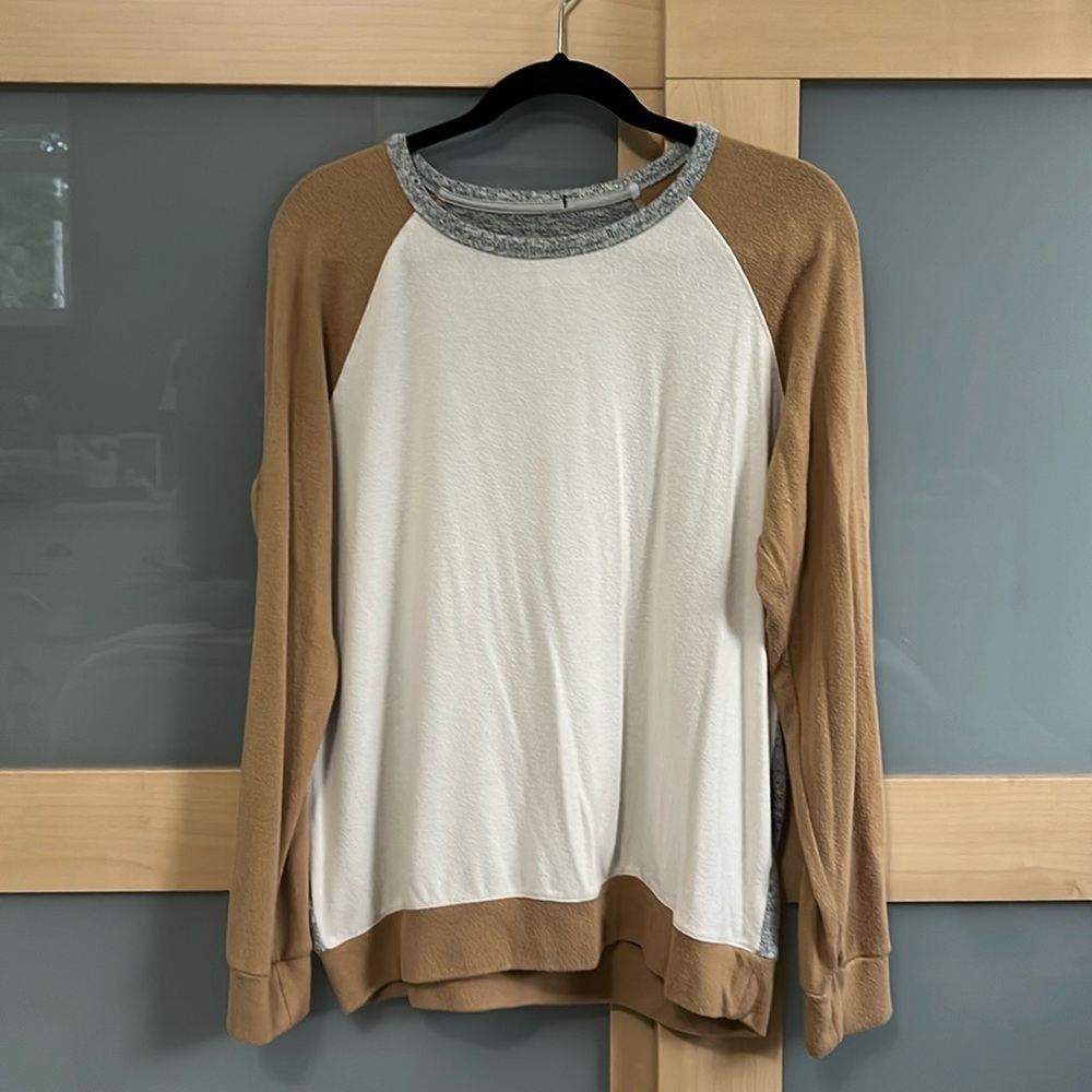 Tri-color tan, gray, ivory crew sweater by Buffalo size large